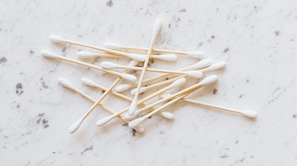 Utiliser le coton tige réutilisable pour réduire son empreinte écologique