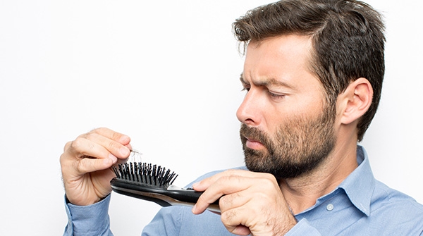 Quelles sont les causes de la chute des cheveux ?