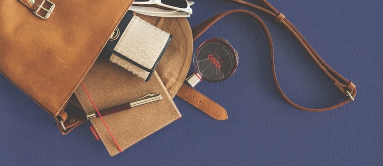 Zoom sur les accessoires tendances en 2022 dans la mode féminine