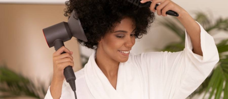 Les avantages d’utiliser un sèche-cheveux ionique pour les cheveux bouclés